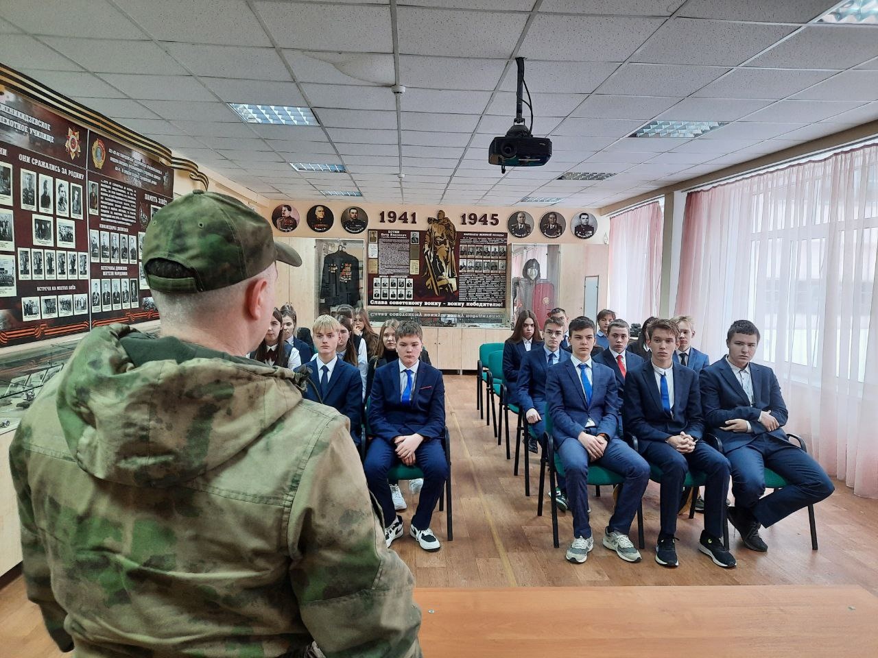 Встреча старшеклассников с участником СВО..